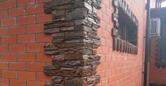 Угловые элементы стен дома из декоративного камня